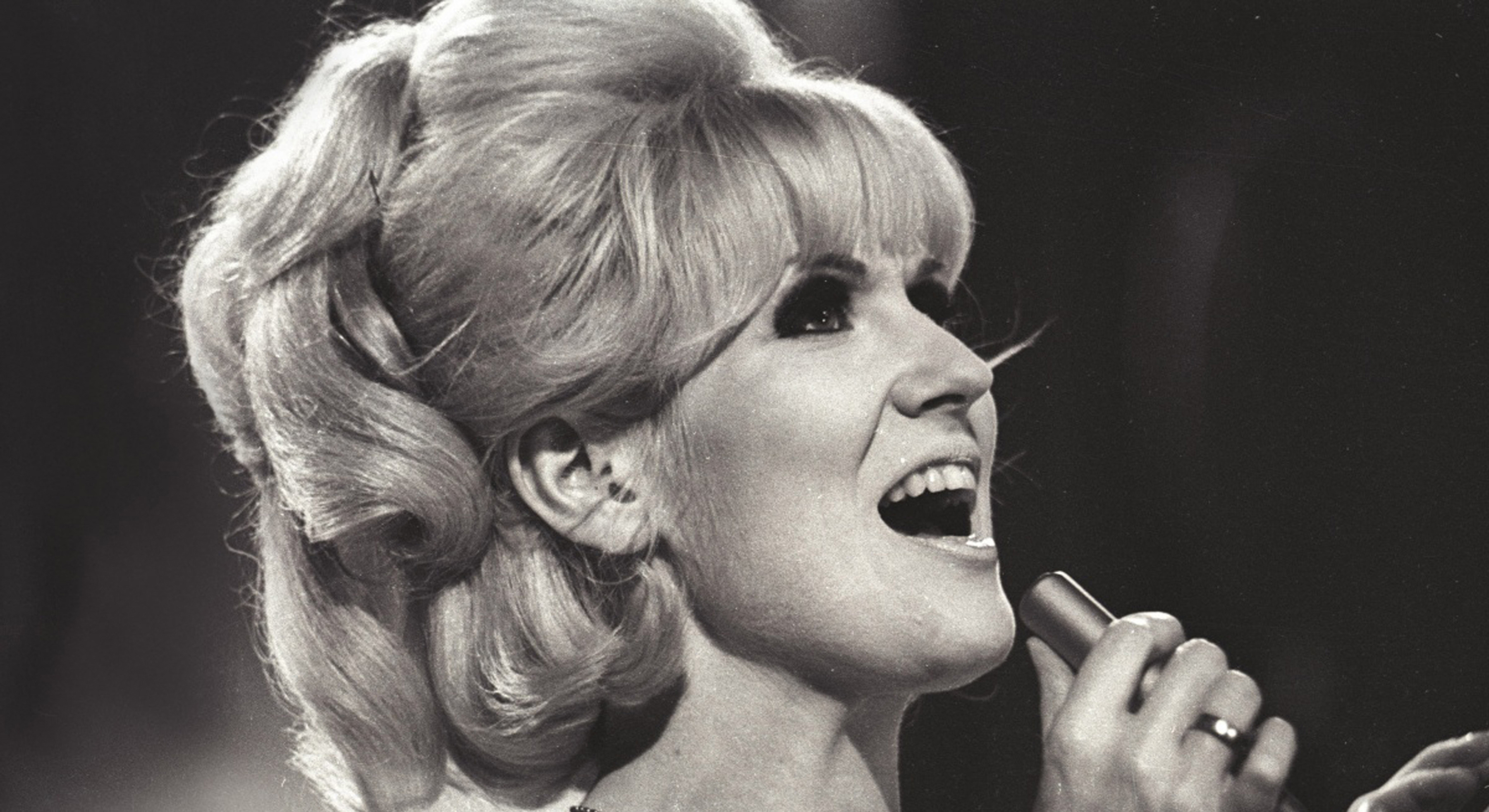 Мелодия 60 годов. Дасти Спрингфилд. Дасти Спрингфилд Британская певица. Dusty Springfield в молодости. Dusty Springfield 1990.